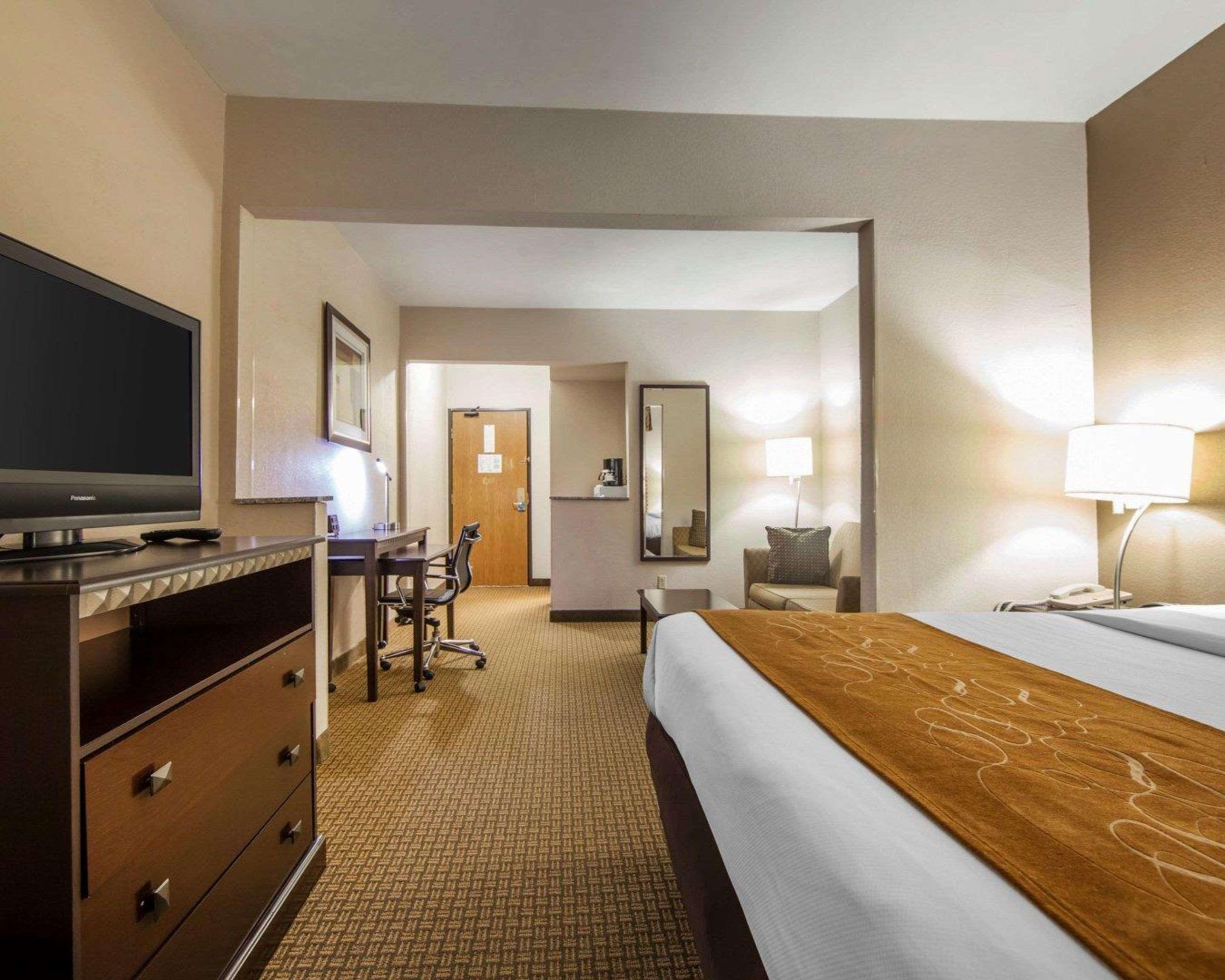 Comfort Suites London Bagian luar foto