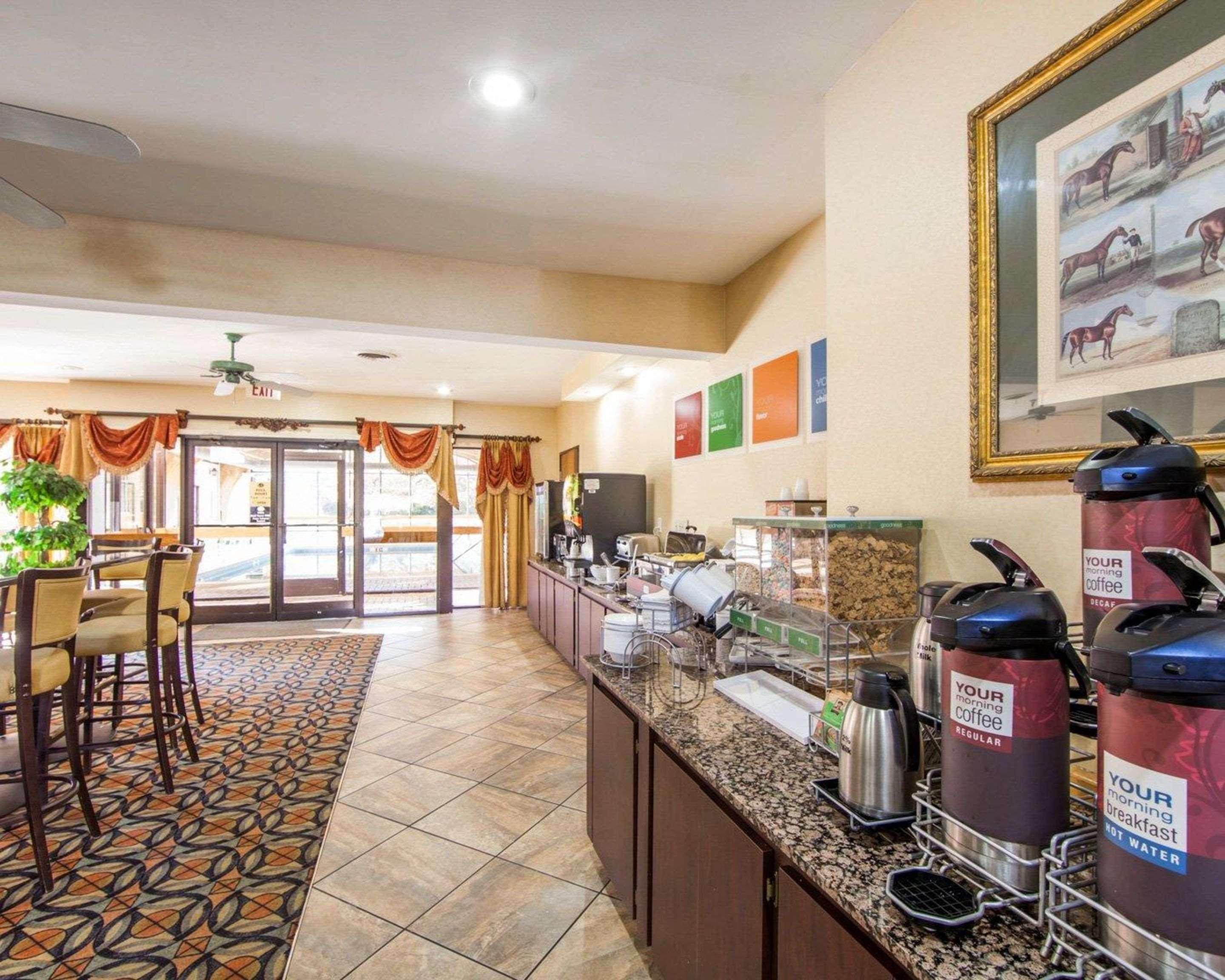 Comfort Suites London Bagian luar foto