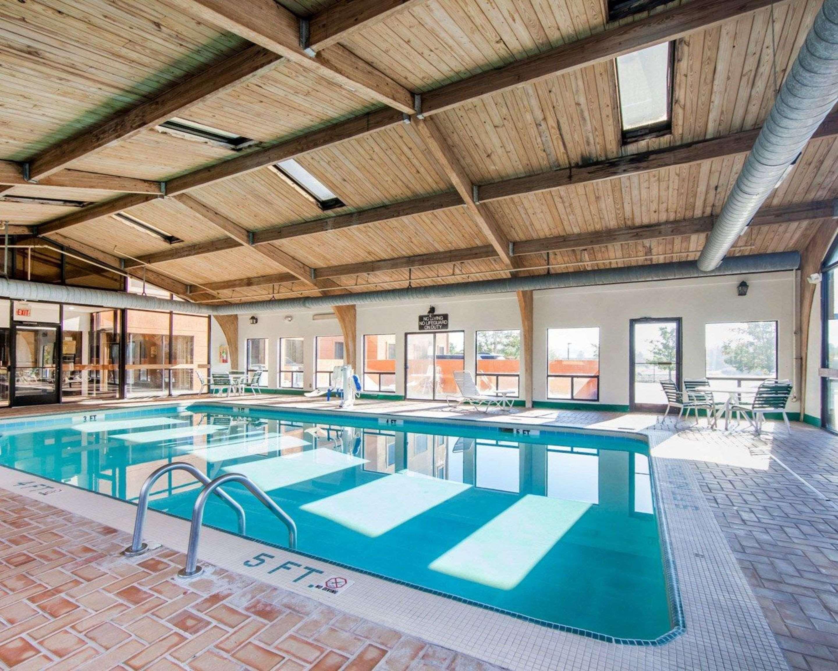 Comfort Suites London Bagian luar foto
